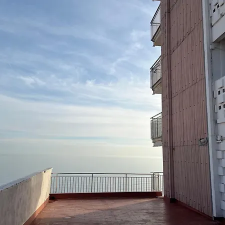 Beachfront 3-bedroom Appartement *