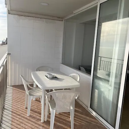 Beachfront 3-bedroom * Calafell